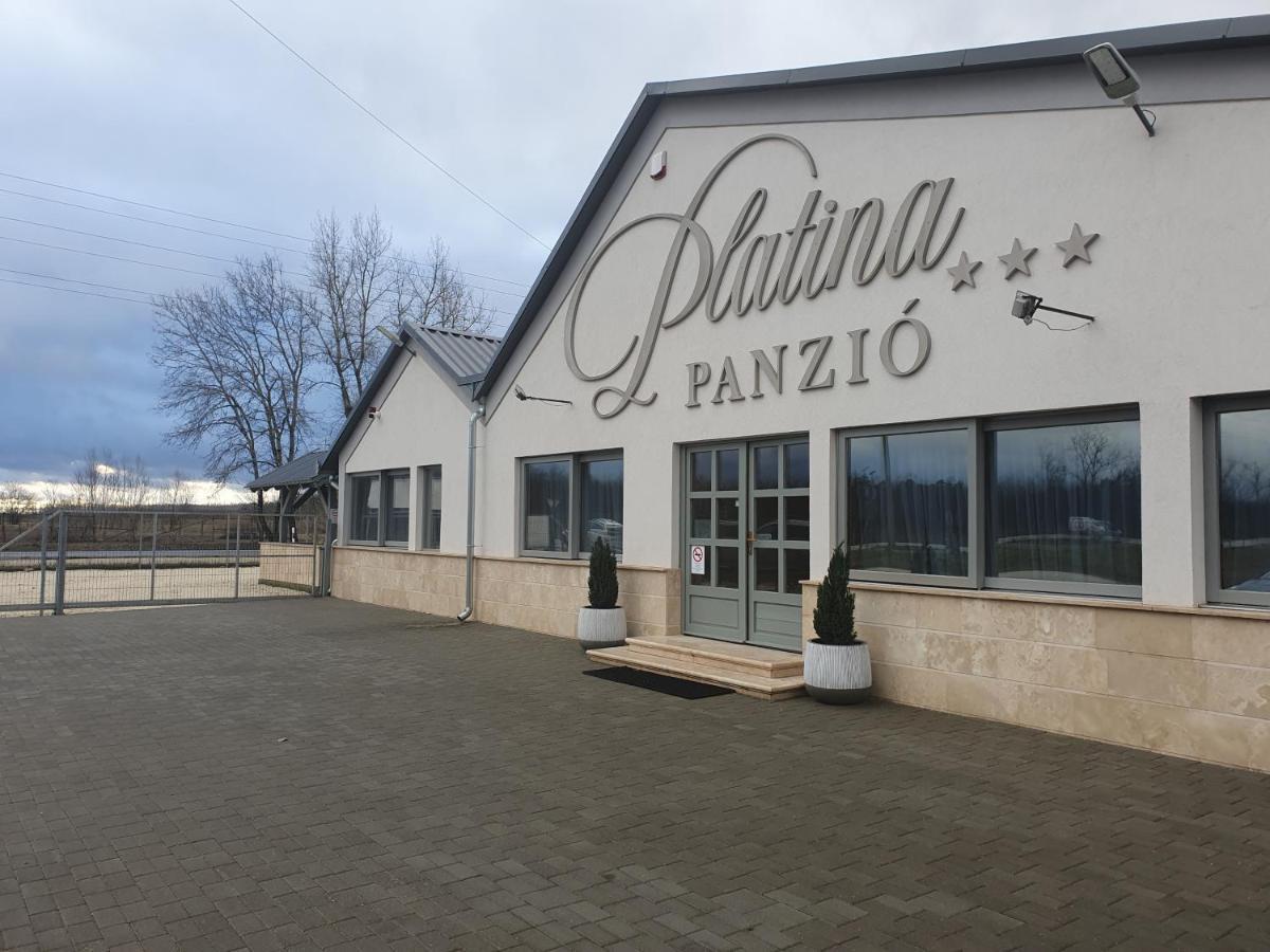 Platina Panzio*** Bed and Breakfast Újhartyán Eksteriør billede