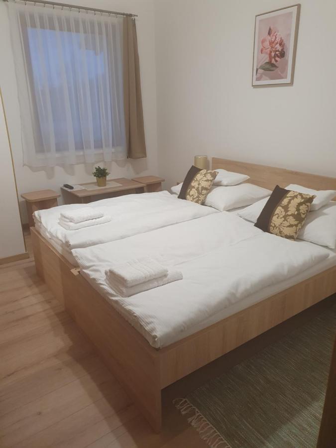 Platina Panzio*** Bed and Breakfast Újhartyán Eksteriør billede